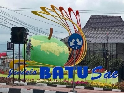 Patung Apel Warna Mencolok Patung Apel di Median Jalan Sultan Agung Jadi Sorotan Publik Kota Batu