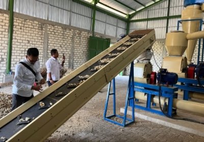 PLTU Tuban Salurkan Bantuan CSR berupa Mesin Pengolahan Limbah Pertanian Jagung