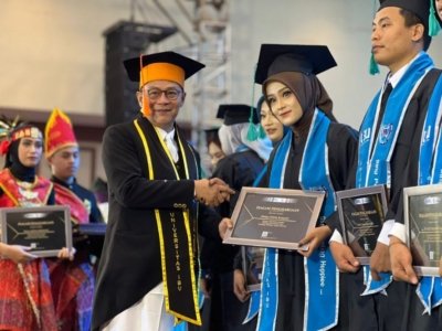 Rektor UIBU Wisuda UIBU Malang Gelar Wisuda Bertajuk Learning to Dance in the Rain