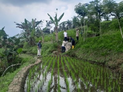 Penuhi Kebutuhan Air Bersih, TRC BPBD Kabupaten Malang Pasang Pipanisasi