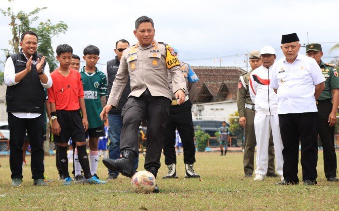 Puluhan Tim Sepak Bola Pelajar Adu Skill di Piala Kapolres Malang 2025