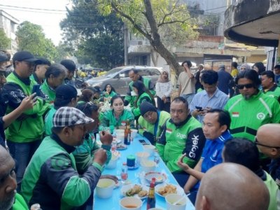 Babinsa Lowokwaru dan Linmas Bersinergi dalam Kerja Bakti Pembersihan Saluran Irigasi