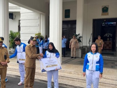 Wali Kota Malang serahkan bonus atlet porprov Bonus Atlet Kota Malang Cair, Pemkot Malang Anggarkan Rp 18 Miliar