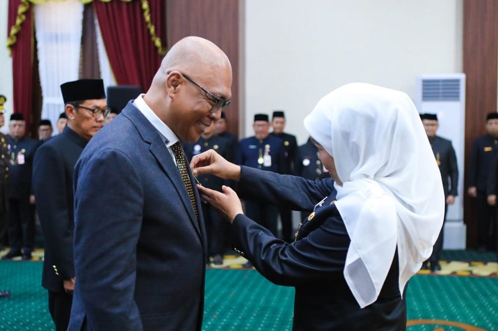 Gubernur Jatim Berikan Lencana Kehormatan Jer Basuki Mawa Beya Pada Ketum PWI Pusat
