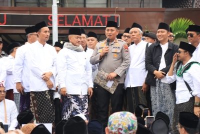 Aksi Damai ‘Jumat Putih’ di Polres Malang, Ribuan Santri Bela Kiai dan Pesantren