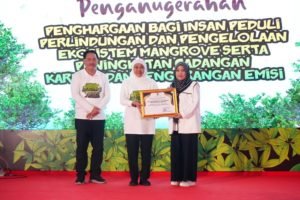 Prof. Ilfi Terima Penghargaan Gubernur Jatim atas Dukungan UIN Malang dalam Perlindungan dan Pengelolaan Lingkungan