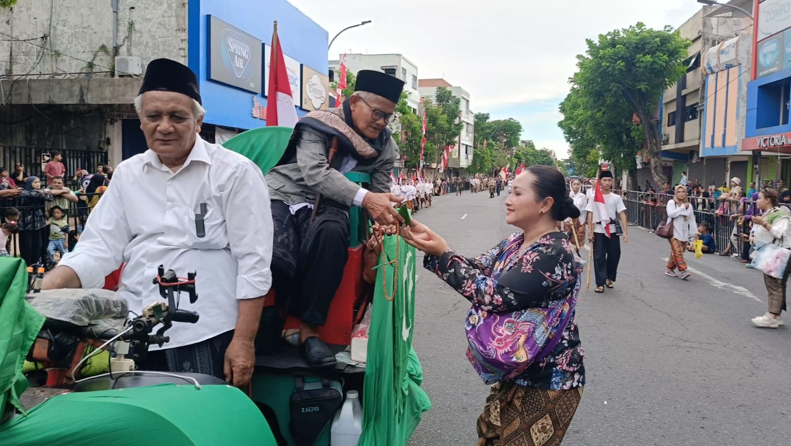 Mbok Dar Martir Bagikan Nasi Bungkus Daun Pisang di Parade Surabaya Juang