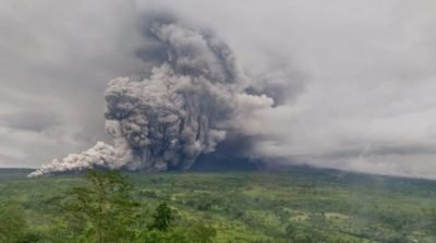 Gunung Semeru Erupsi dan Keluarkan Awan Panas Sejauh 13 Kilometer