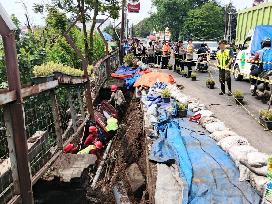 Update Trotoar Jembatan Brantas Amblas, Belasan Rumah Terdampak