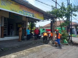 Air Drainase Meluap Jalan Kepanjen-Pagak Rusak