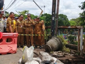 Wali Kota dan Wakil Wali Kota Malang Tinjau Lokasi Trotoar Jembatan Brantas Amblas