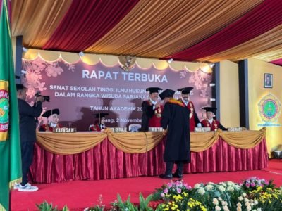 Wisuda STIH STIH Sunan Giri Cetak 130 Sarjana Hukum Berintegritas
