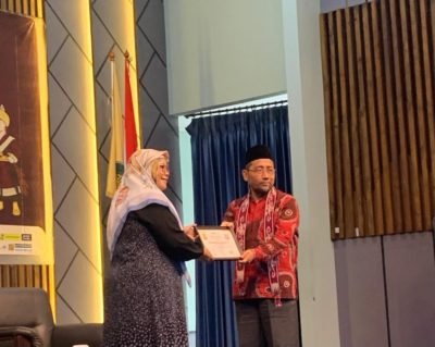 penyerahan piagam Habiburrahman