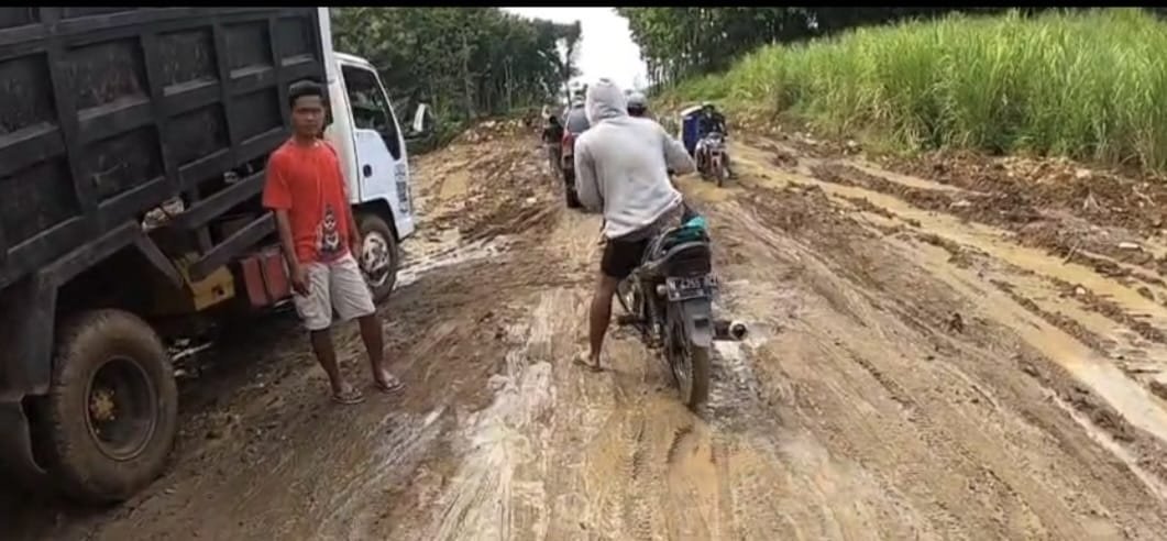 Akses Jalan Menuju Pantai Balekambang Masih Dibangun, Turunkan Jumlah Wisatawan