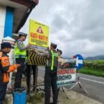 Polres Malang Cegah Kecelakaan, Pasang Banner Himbauan di Jalur Wisata Gunung Bromo