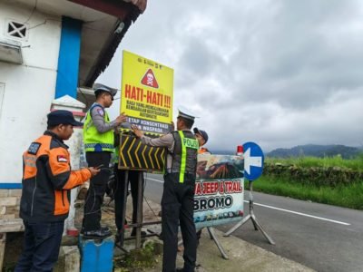 Polres Malang Cegah Kecelakaan, Pasang Banner Himbauan di Jalur Wisata Gunung Bromo