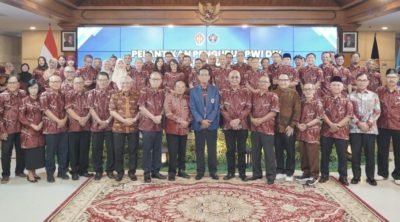 PWI Pusat Bersama Sultan HB X PWI Pusat Anugerahkan Anggota Kehormatan kepada Sultan HB X