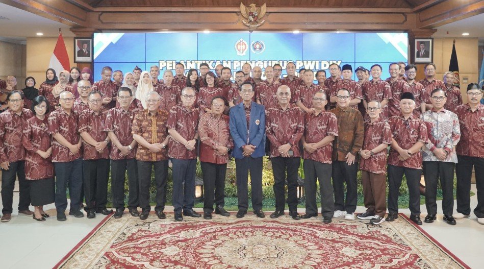 PWI Pusat Anugerahkan Anggota Kehormatan kepada Sultan HB X