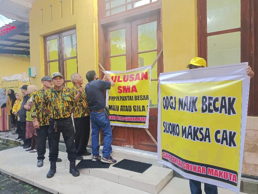 Dinilai Penuh Rekayasa, Puluhan Kader Partai Golkar Kota Malang Segel Kantor DPD Golkar Lagi