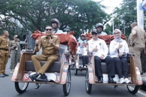 Pemkot Malang Bagikan Bantuan 200 Becak dari Presiden