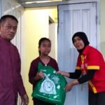 Alfamart Bagikan Paket Sembako ke Warga Purwosari Pasuruan