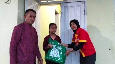 Alfamart Bagikan Paket Sembako ke Warga Purwosari Pasuruan