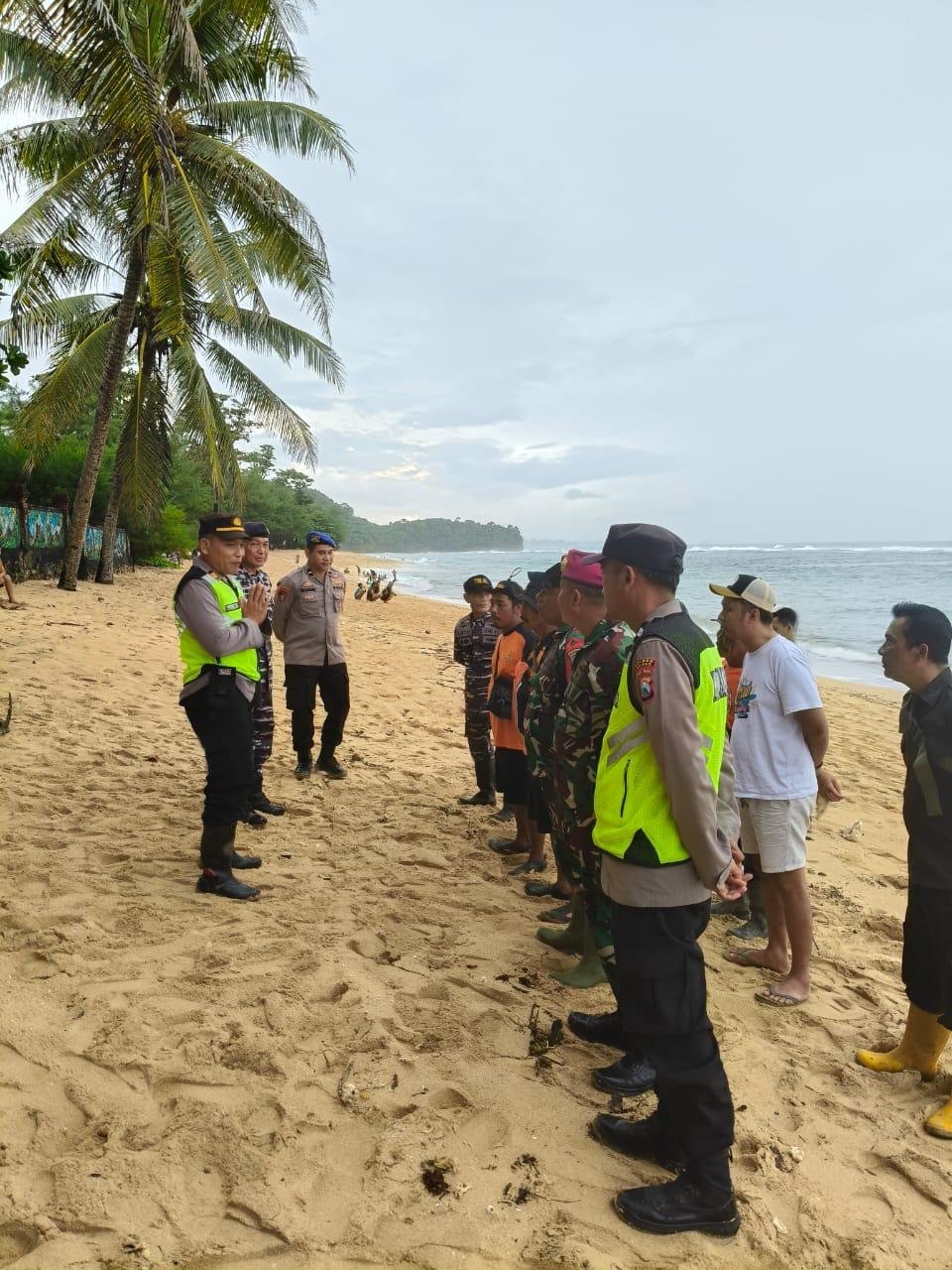 Tim Gabungan TNI Polri Sisir Pantai Balekambang Cari Nelayan yang Terseret Ombak