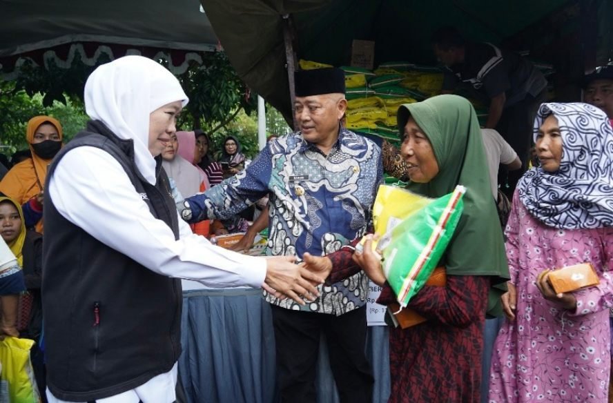 Gubernur Jatim Salurkan Bansos dan Gelar Pasar Murah di Kabupaten Malang