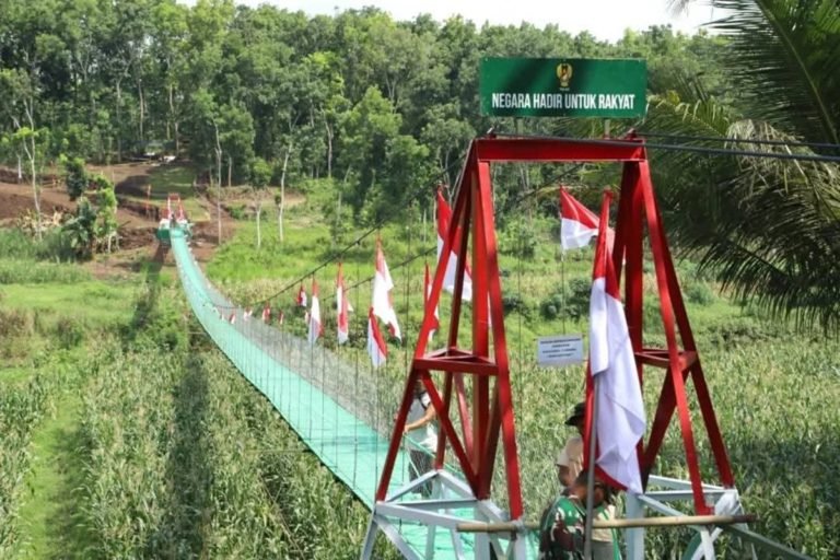 TNI Bangun Jembatan Gantung Garuda, Tingkatkan Pertumbuhan Ekonomi di Dua Desa