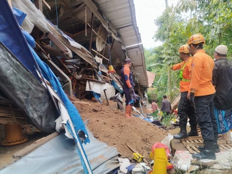Dua Orang Pekerja Meninggal Dunia Tertimpah Bangunan Kandang Ayam