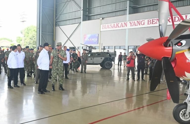 Danlanud Abd Saleh Dampingi Menkopolkam Tinjau Kesiapan Alutsista