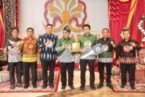 Pemerintah Pusat Berikan Sertifikat, Kabupaten Malang Raih Predikat Menuju Kabupaten Bersih