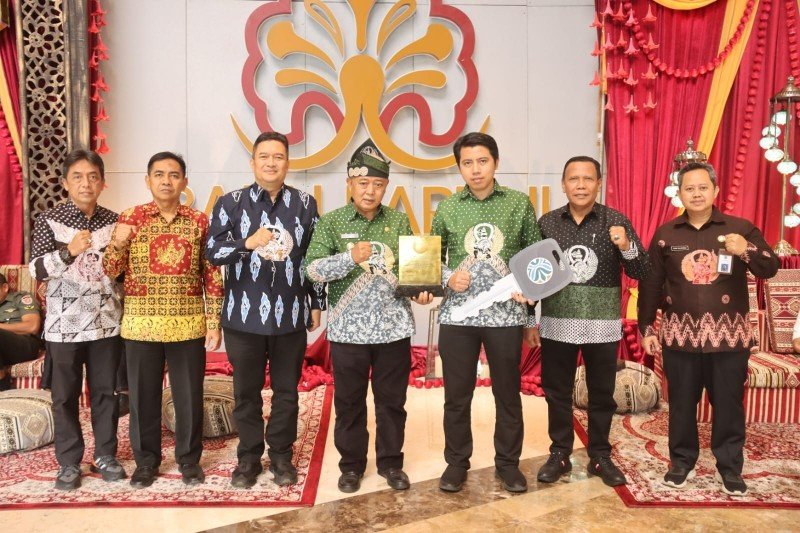 Pemerintah Pusat Berikan Sertifikat, Kabupaten Malang Raih Predikat Menuju Kabupaten Bersih