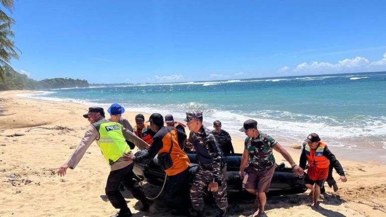 Polisi Bersama SAR Lanjutkan Pencarian Orang Hilang di Pantai Balekambang