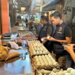 Tim Satgas Pangan Polres Malang, saat sidak harga bahan pokok di pasar.