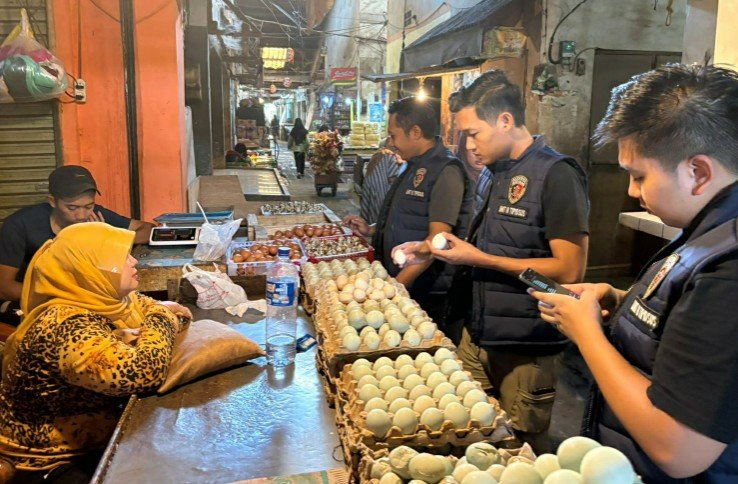 Tim Satgas Pangan Polres Malang, saat sidak harga bahan pokok di pasar.