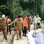 Bupati Malang Respon Cepat Tinjau Jalan Longsor di Desa Taji