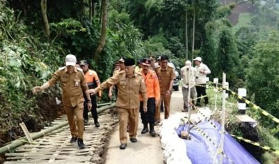 Bupati Malang Respon Cepat Tinjau Jalan Longsor di Desa Taji