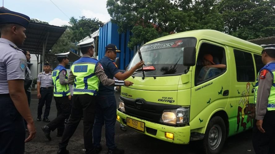 Polres Malang Ramp Check Angkutan Mudik Lebaran Pastikan Laik Jalan