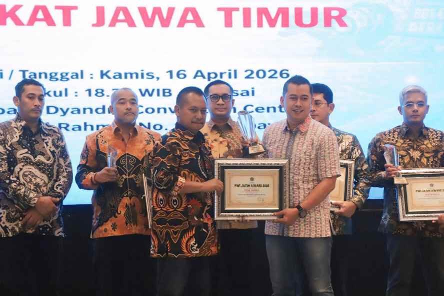 Berkontribusi Nyata dan Luar Biasa dalam Layanan Transformasi Digital, Dirut Tugu Tirta Dianugerahi PWI Jatim Award 2026