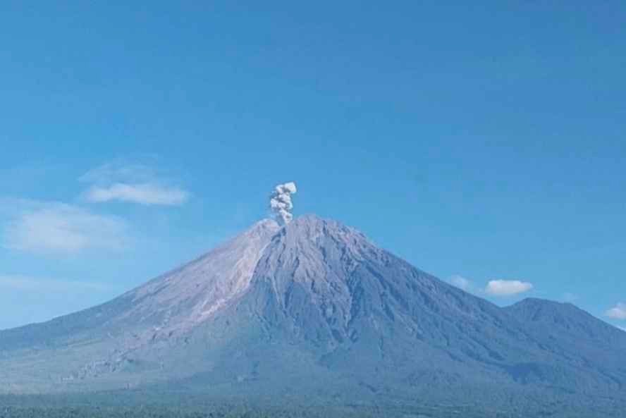 Gunung Api Semeru Erupsi, Keluarkan Warna Abu Putih dan Kelabu