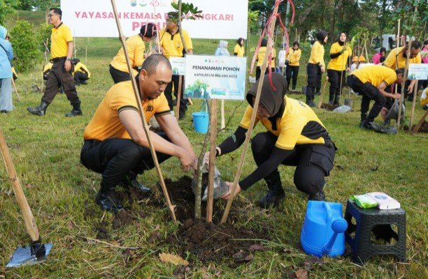 Polresta Malang Kota Gelar Aksi Tanam Ratusan Pohon dalam Rangka Hari Bhayangkara