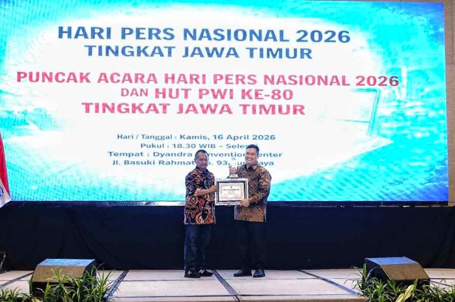 Budiar Terima PWI Jatim Award 2026 Kategori Tokoh Penggerak Good Governance Daerah