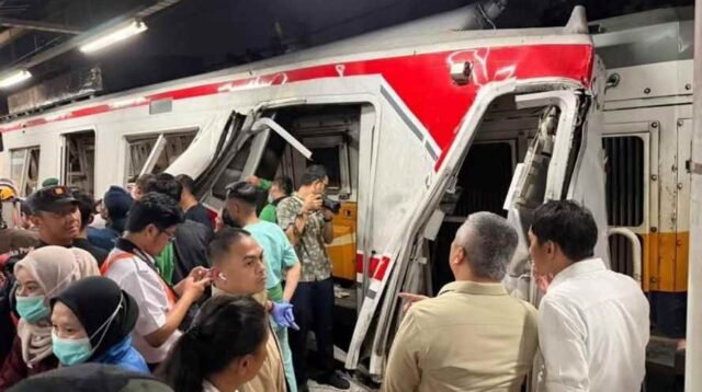Kecelakaan Kereta Api di Stasiun Bekasi Timur Diduga Dipicu Mobil Taksi Halangi Jalur Rel