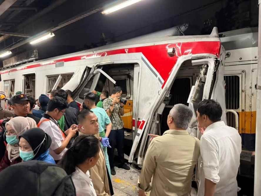 Kecelakaan Kereta Api di Stasiun Bekasi Timur Diduga Dipicu Mobil Taksi Halangi Jalur Rel