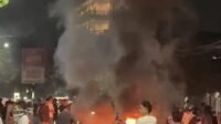 Suporter Aremania Bakar Ban di Jalan Kecewa Atas Kekalahan Arema vs Persik Kediri 3-2