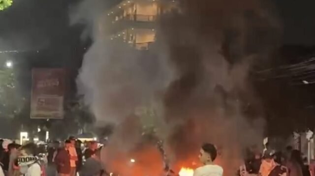 Suporter Aremania Bakar Ban di Jalan Kecewa Atas Kekalahan Arema vs Persik Kediri 3-2