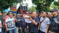 Aksi Damai Warga Bendungan Lahor, Pertanyakan Dasar Hukum Retribusi dan Portal