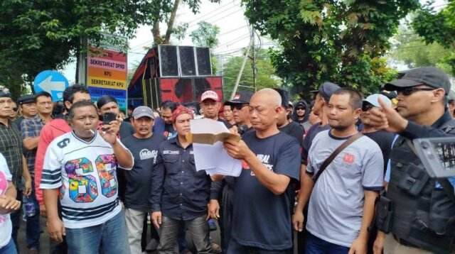Aksi Damai Warga Bendungan Lahor, Pertanyakan Dasar Hukum Retribusi dan Portal