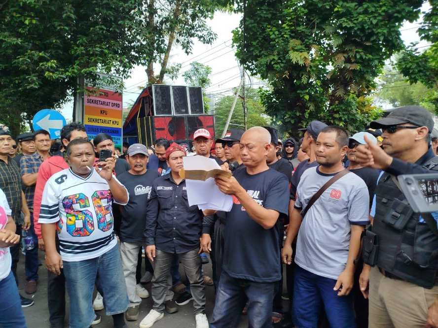 Aksi Damai Warga Bendungan Lahor, Pertanyakan Dasar Hukum Retribusi dan Portal